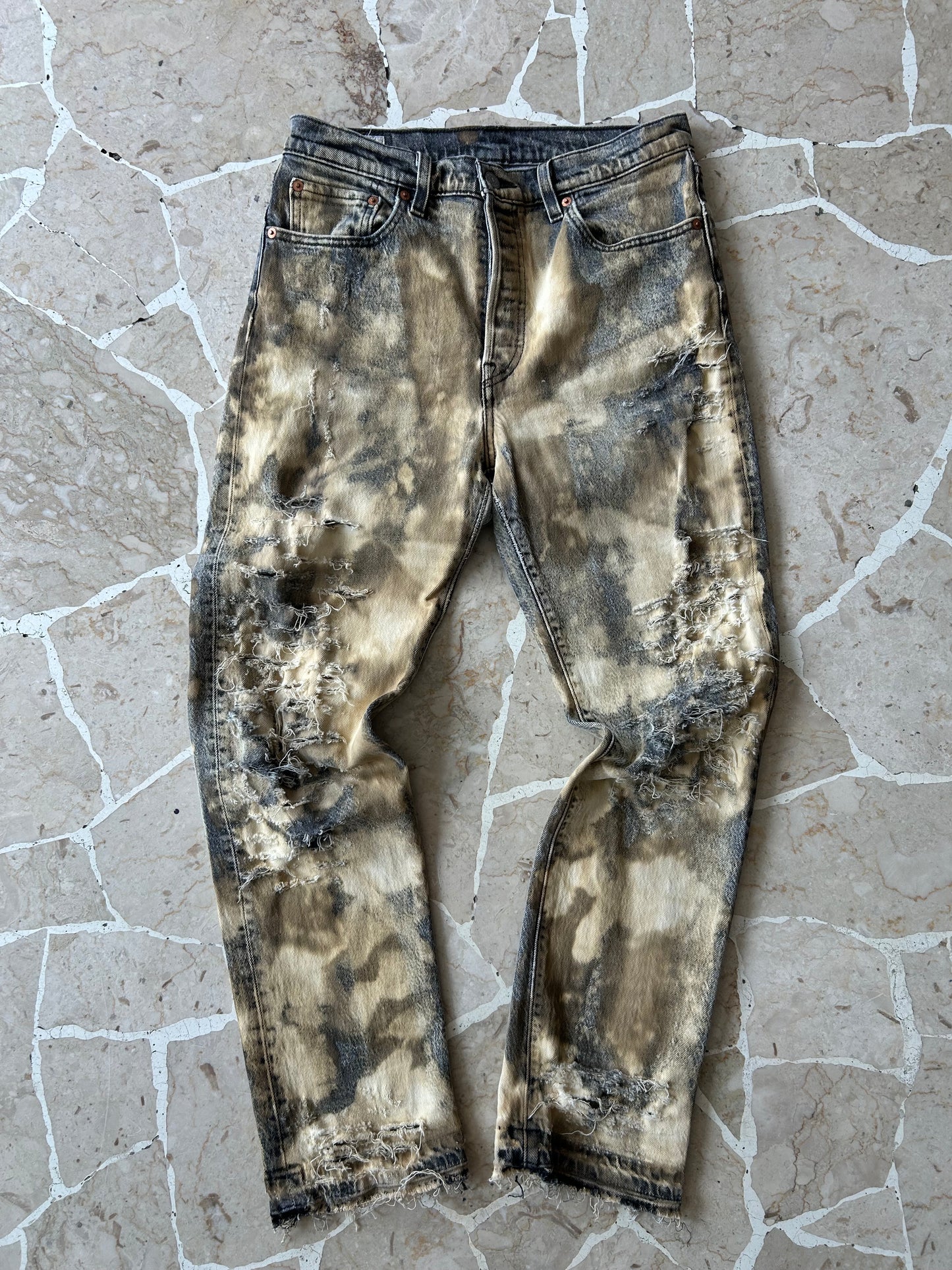1|1 Levi’s 501 Sand Distressed